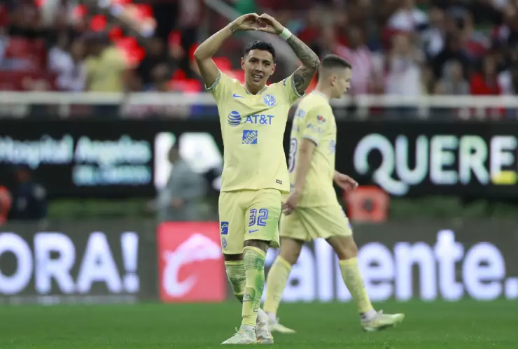 Leonardo Suárez celebra un gol con el América