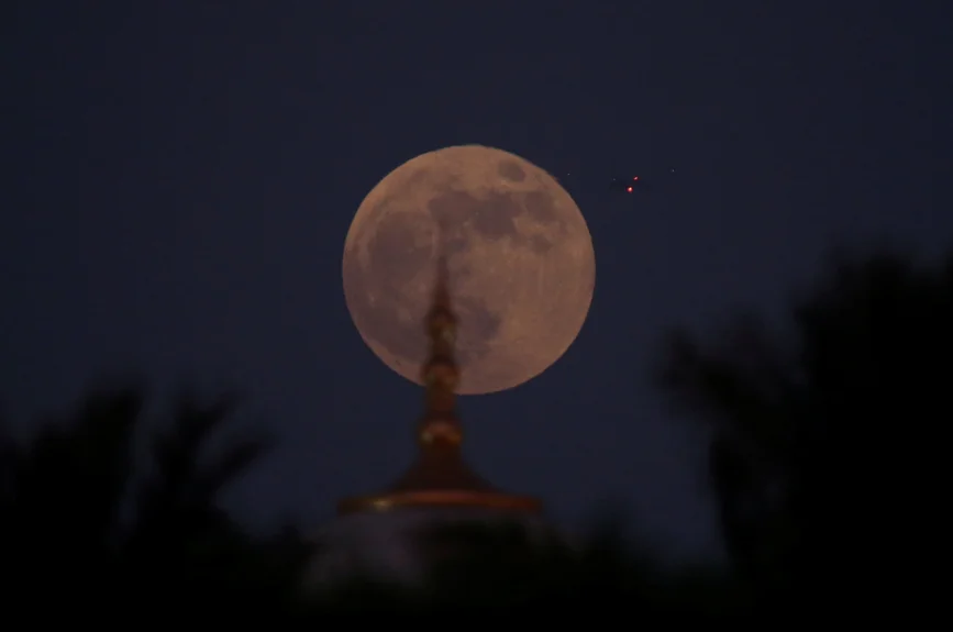 Se llama Luna de sangre porque la luz del Sol pasa por la atmósfera de la Tierra en su camino hacia la Luna y la atmósfera de la Tierra la vuelve roja de la misma forma en que cuando el Sol se escond