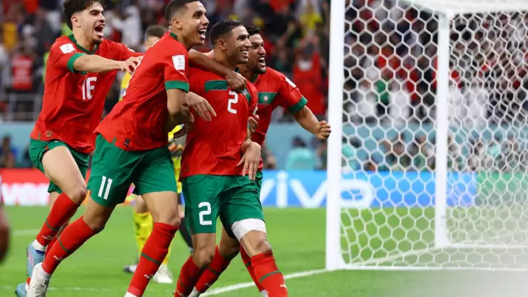 Jugadores de Marruecos celebran tras el último penal