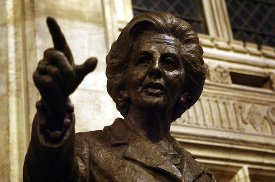 Tradicionalmente, los legisladores británicos frotan los dedos de las estatuas de ex primeros ministros, para tener buena suerte, sin embargo, desgastan las efigies situadas en el recibidor de la Cámara de los Comunes