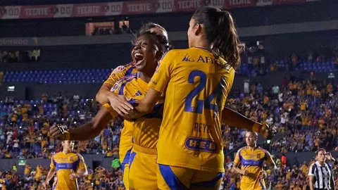 Thembi Kgatlana festeja gol con Tigres Femenil.jpg