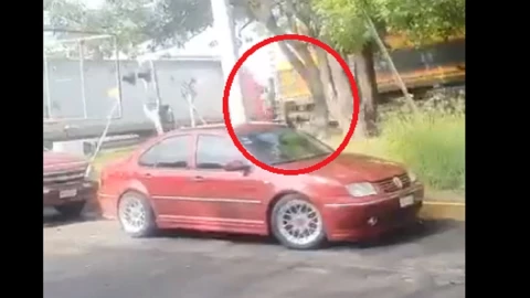 tren impacta tráiler