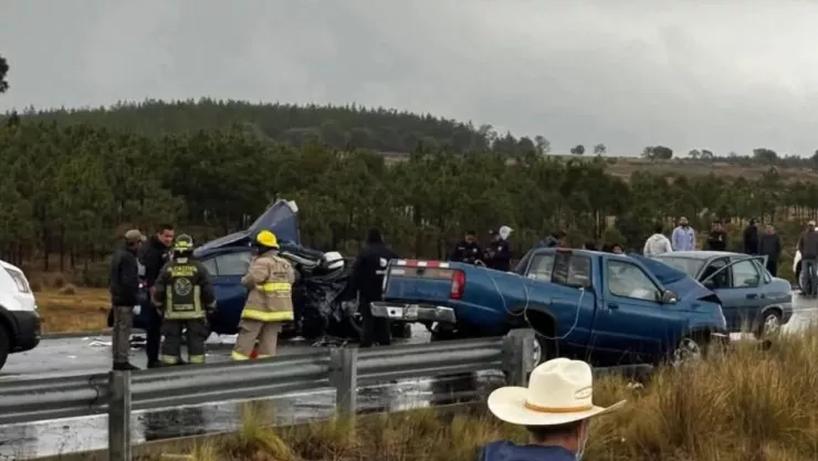 FOTOS: Carambola paralizó la autopista Tlaxco–Tejocotal hoy; conductor murió prensado