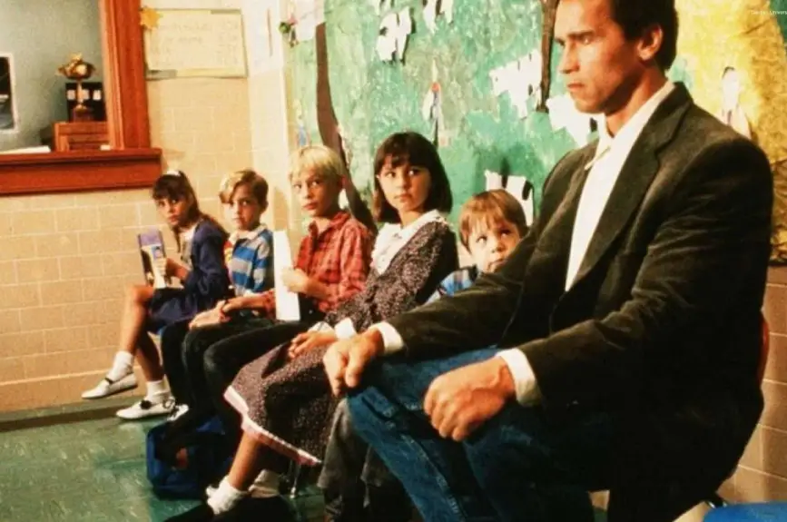 Arnold-Schwarzenegger-detective-en-el-kinder