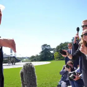 Donald Trump habla con periodistas en el Jardín Sur de la Casa Blanca.