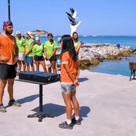 Jorge Losa y Carmen Baqué frente a frente con dos portafolios en la mesa en el Juego por la Salvación Personal del programa La Isla