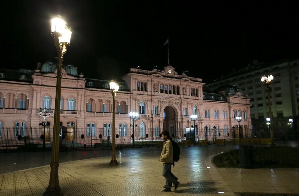 Presidente argentino elimina 7 ministerios para enfrentar crisis