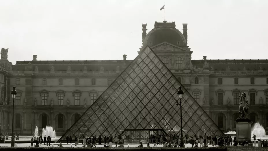 Robo en el museo del Louvre ladrones saquean la galería.jpg