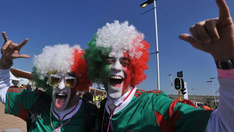 Aficionados mexicanos siempre llenan de color el Mundial