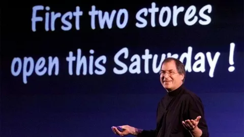 Steve Jobs anuncia la apertura de la primera tienda minorista de Apple durante una conferencia de prensa en Tyson’s Corner, en McLean, Virginia, el 15 de mayo de 2001.