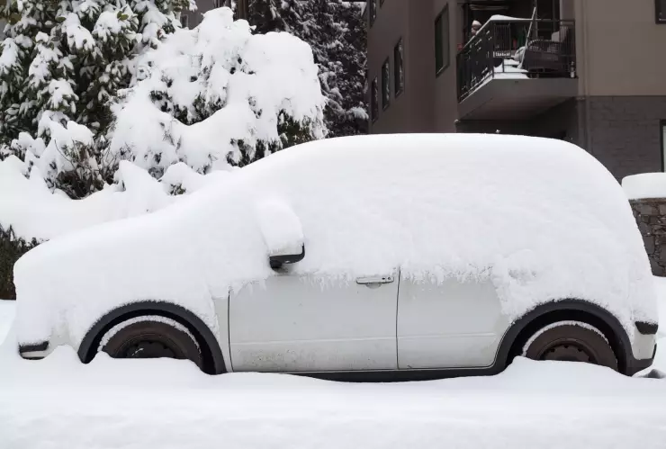 Auto cubierto de nieve por frío extremo