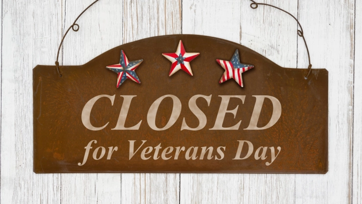 Cartel de “Cerrado por el Día de los Veteranos” en Estados Unidos