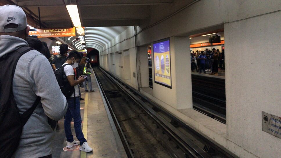 metro-cdmx-hombre-vias-línea-7