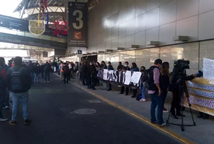 Padres de niños con cáncer bloquean el AICM por segundo día