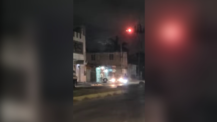 ¿Qué será_ Luz roja en el cielo de Cancún se viraliza en redes sociales_ VIDEO.jpg