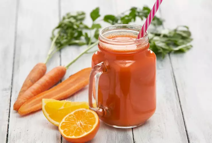 Jugo de zanahoria con germinado de alfalfa, una bebida natural y nutritiva