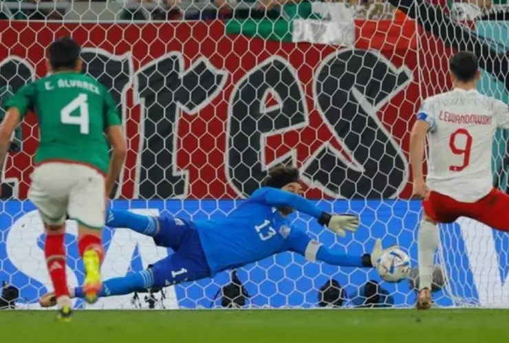 Penal atajado de Memo Ochoa en el Mundial 2026