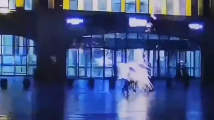 VIDEO del momento en el que un rayo impacta la sombrilla de una persona