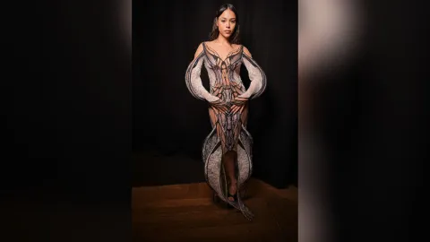 Danna Paola en el desfile Iris Van herpen en París