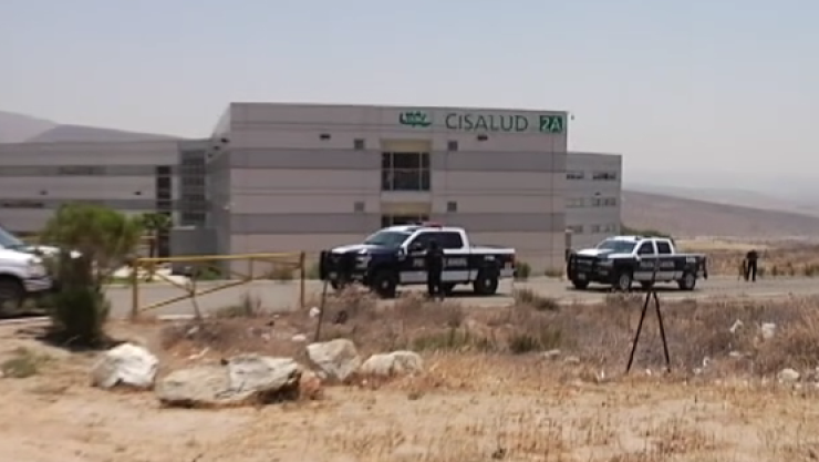 Se fugan dos sujetos en vehículo