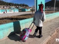 Una alumna camina bajo el rayo del sol para intentar calentarse en la comunidad de La Silla en Durango.