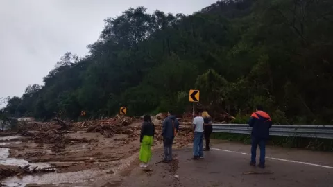 Autopista del sol tras deslave por huracán Otis categoría 5 en Guerrero