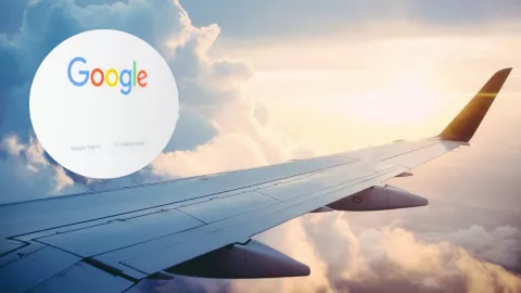 Ala de avión y captura de pantalla de Google.