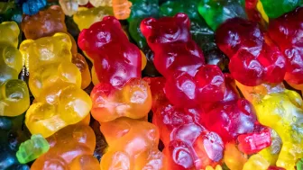 Las gomitas de osos también porque son bien caprichosos.