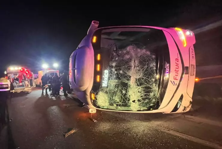 Volcadura de autobús en la carretera 57 deja tres lesionados graves