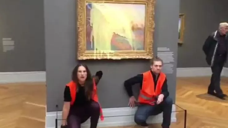 lanzan puré de papa a cuadro de monet