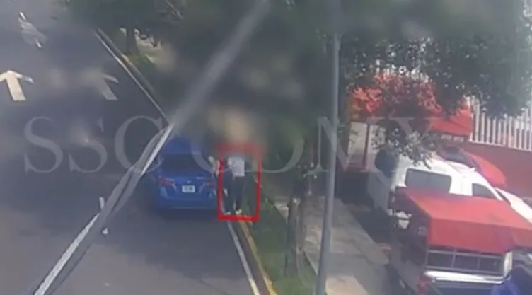 VIDEO: Chofer de taxi por aplicación engaña a una abuelita y le roba en Las Águilas