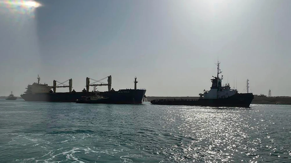 El carguero Xin Hai Tong 23 (izquierda) en el canal de Suez.