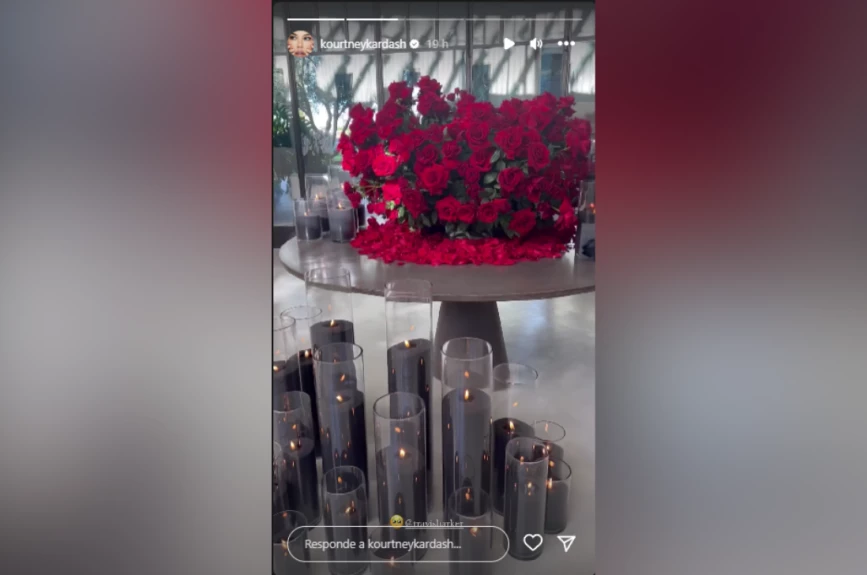 El baterista de Blink-182, Travis Barker, celebró su relación con Kourtney Kardashian a través de un romántico gesto.