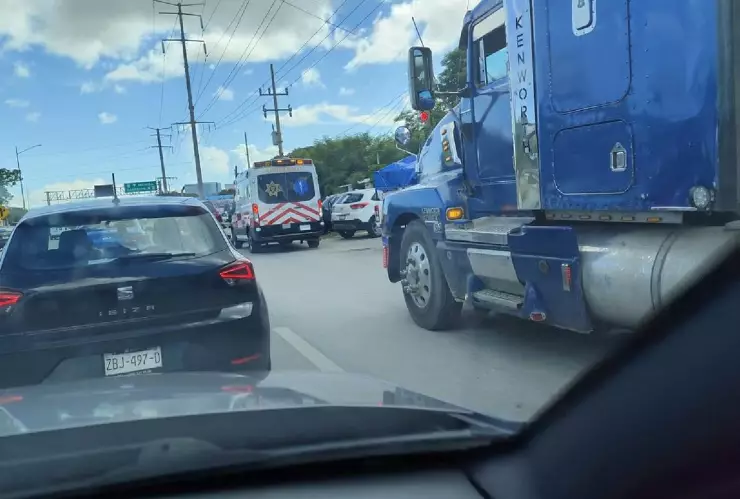 FOTO_ Grave accidente provoca denso tráfico en la Mérida Progreso