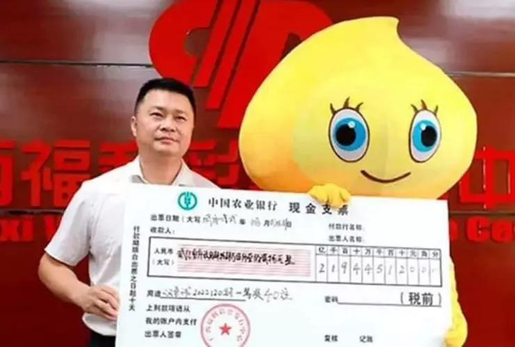 Hombre disfraz lotería