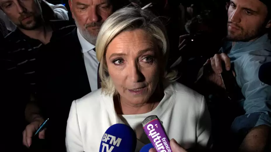 Marine Le Pen con reporteros el 7 de julio del 2024 en París.