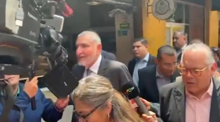 Adán Augusto caminando