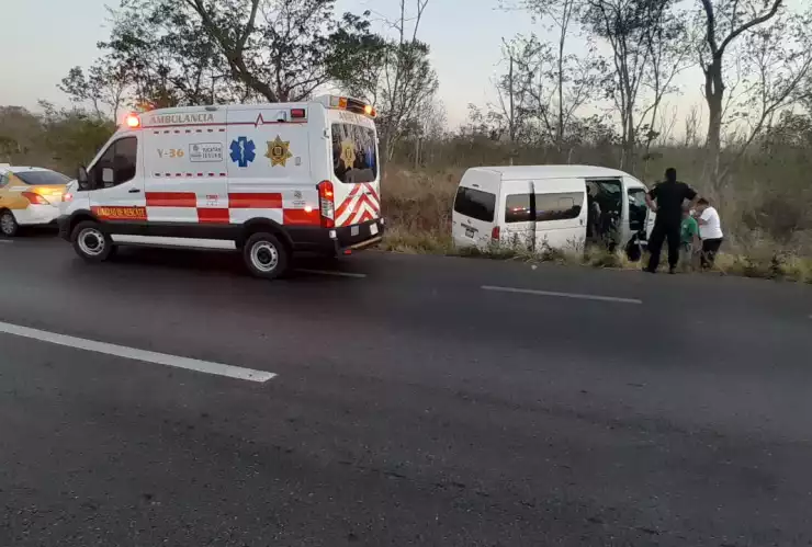 FOTOS Fuerte accidente carretera en la Mérida-Cancún entre una camioneta y un tráiler aparentemente mal estacionado