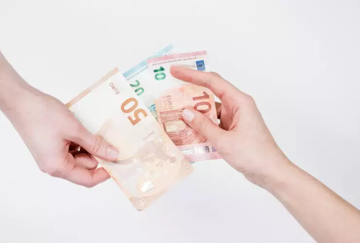 Intercambio de billetes de euros entre personas