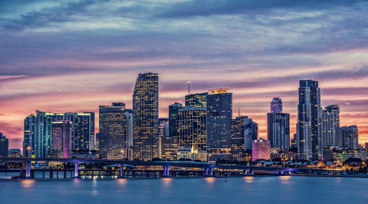 una vista de su icónico skyline en un hermoso atardecer
