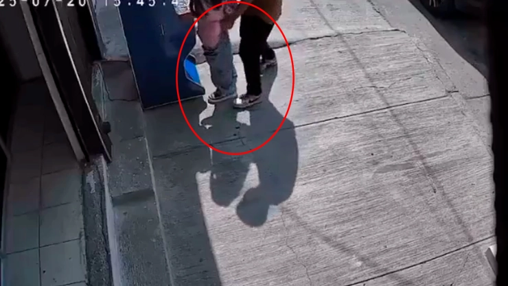 El video que exhibe al monstruo: Abusan de niña de 7 años mientras cargaba a su hermanita.