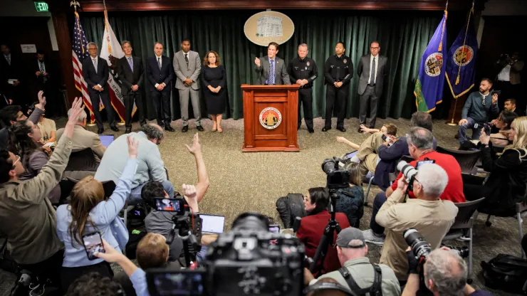 Conferencia de prensa sobre el asesinato de Rob y Michele Reiner