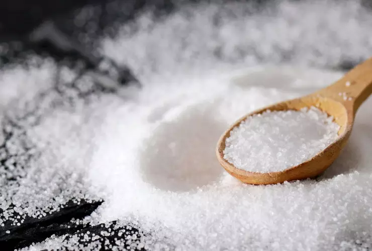 Esto significa dibujar una cruz de sal en la puerta