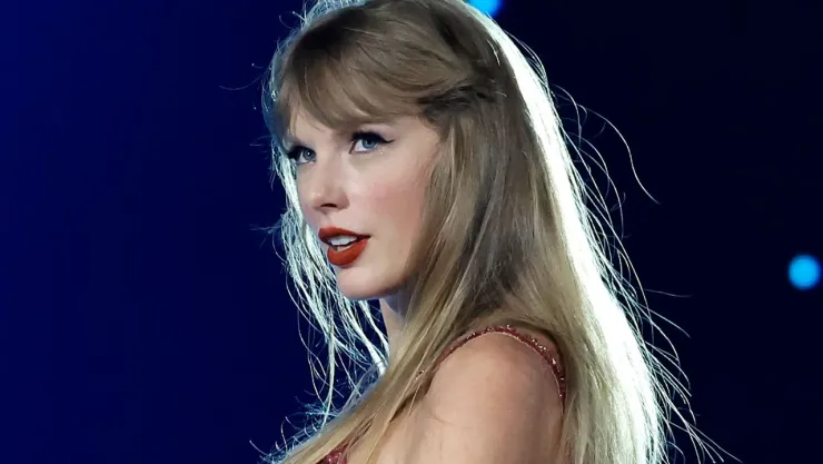 Taylor Swift escuchando Fuerza Regida y Peso Pluma, música regional mexicana
