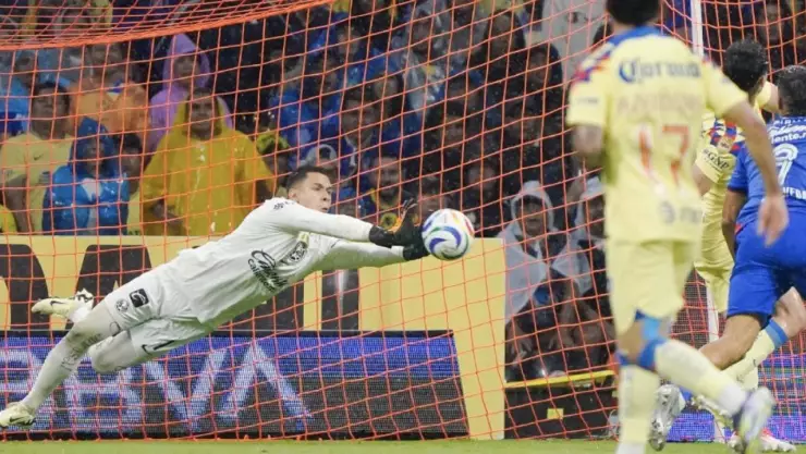 Luis Ángel Malagón ataja un cabezazo de Sepúlveda en la Gran Final del Clausura 2024