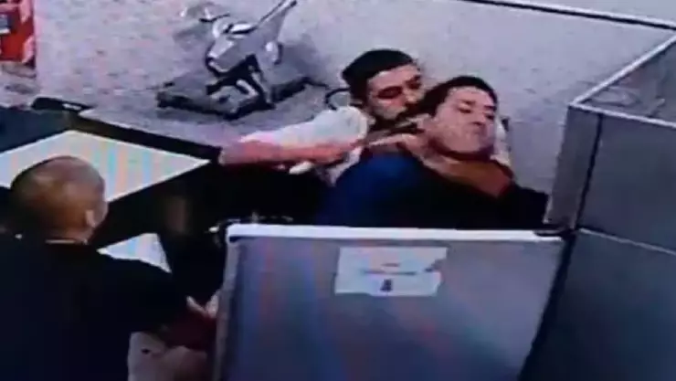 Pastelero amenazó con cuchillo al chef en Argentina, harto de su hostigamiento; video.jpg