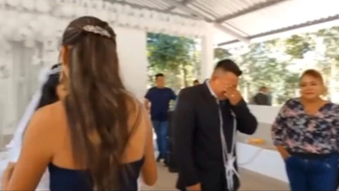 Hombre llora al ver a su ex en su boda; novia HUMILLADA