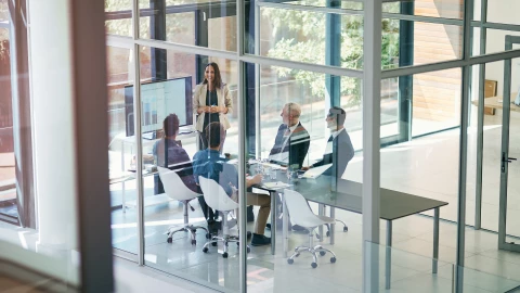 Personas en una reunión en la oficina