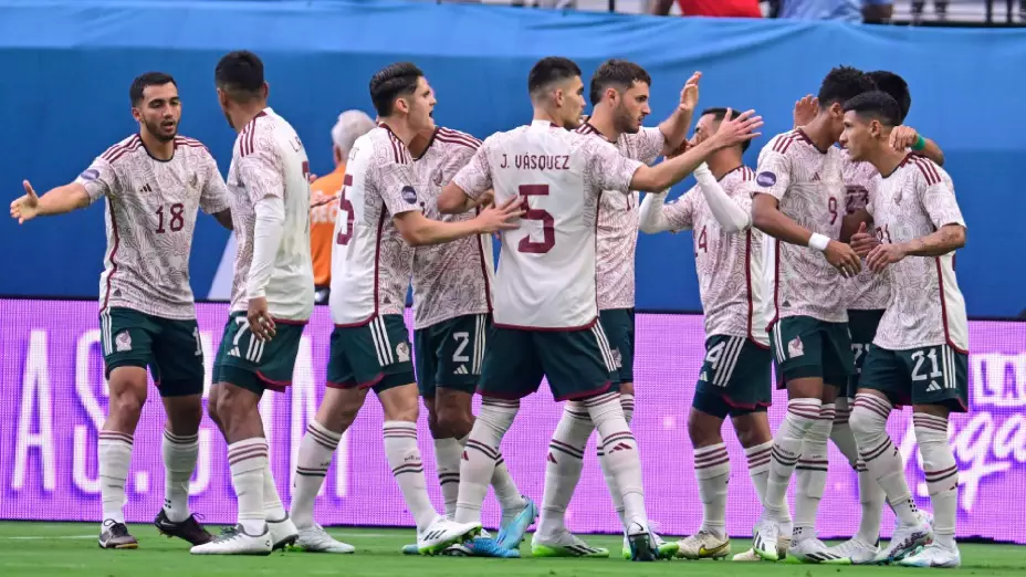 Jugadores de la Selección Mexicana celebra el gol de Gallardo
