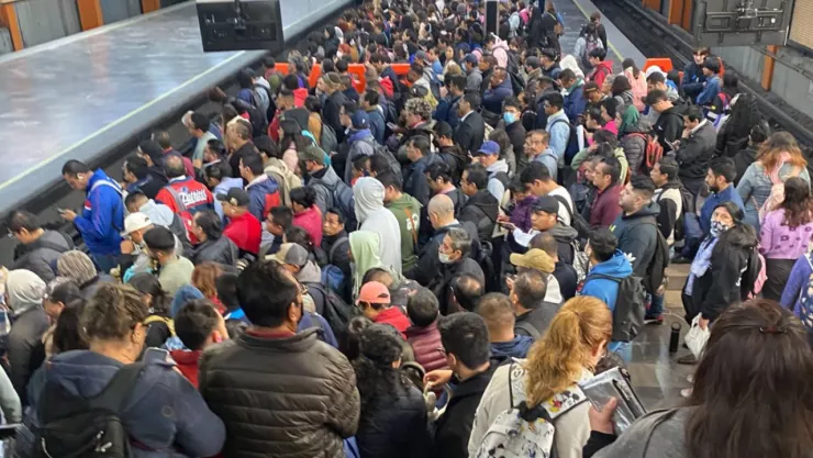 Aglomeraciones por riña en el Metro CDMX; hay retrasos en el Metrobús